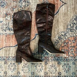 Marc Fisher Women’s Knee High Boots Size 8 Brown Snakeskin print